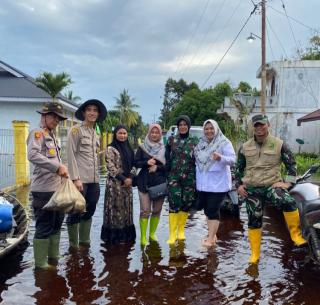Dua Kecamatan Terendam Banjir, Kapolres Rohil Bawa Ratusan Paket Sembako