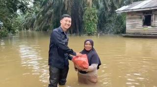 Pelajar dan Mahasiswa Bantu Masyarakat Terdampak Banjir Ratusan Sembok di Salurkan di Desa Danau Baru Inhu 