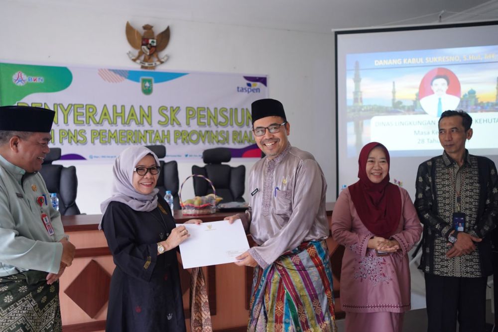 38 PNS Pemprov Riau Terima SK Pensiun