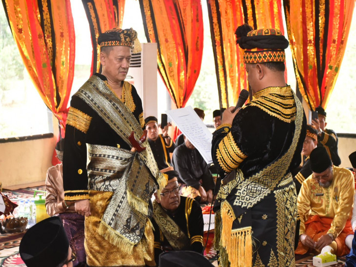 Hambali Dinobatkan Sebagai Payung Panji Adat Datuok Rajo Limbago