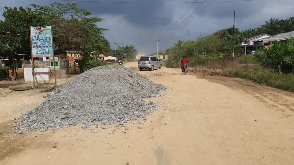 Sempat Dikeluhkan Warga, Dinas PUPR Riau Lakukan Perbaikan Jalan Rusak di Lindai