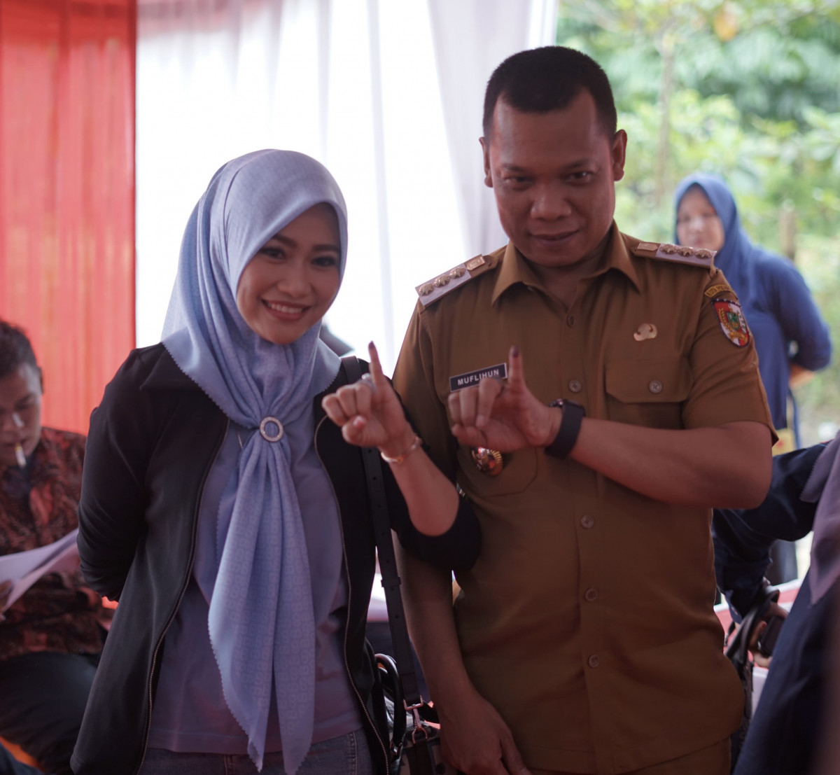 Didampingi Istri, Pj Walikota Pekanbaru Nyoblos di TPS 51 Tangkerang Utara