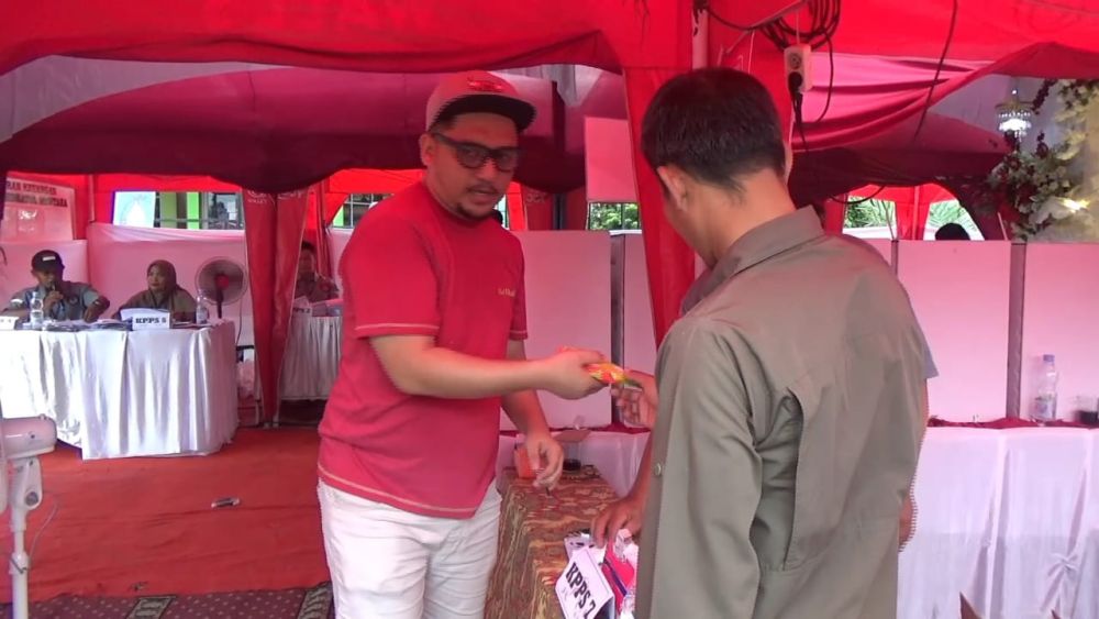 Usai Mencoblos di TPS 106 Tuah Madani Pekanbaru, Pemilih Diberi Es Krim