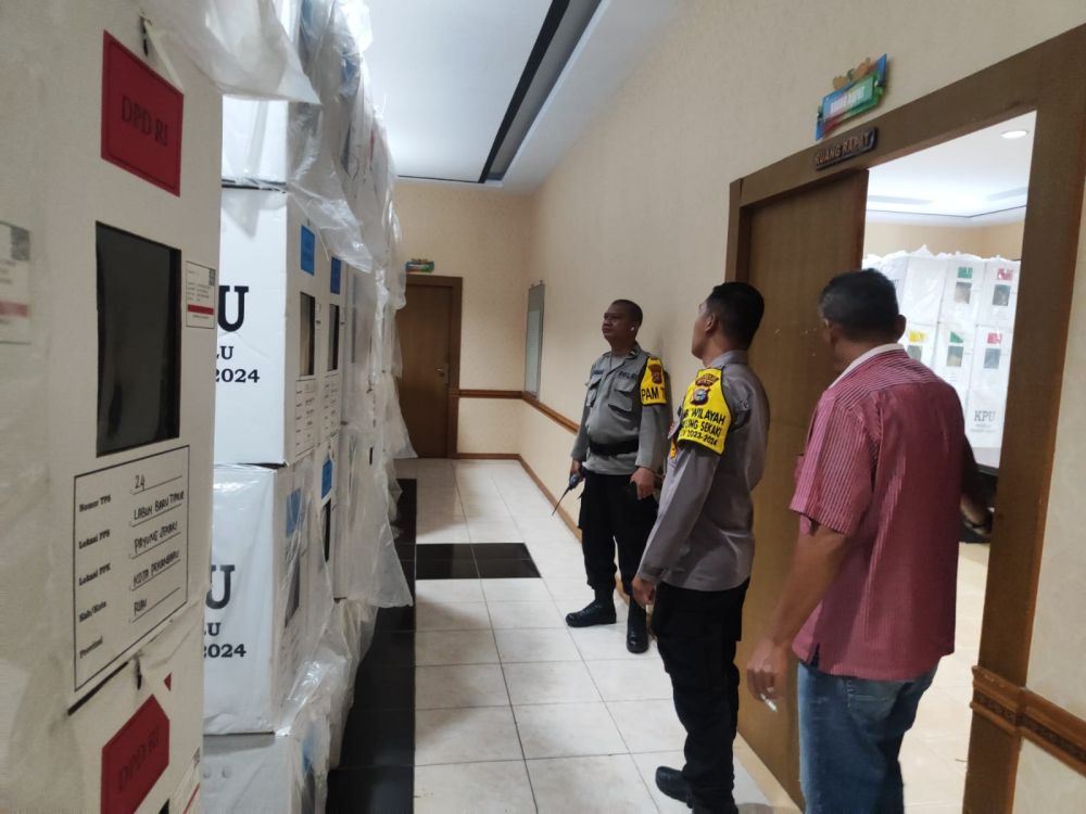 Kapolsek Payung Sekaki Cek Keamanan Logistik Pemilu di PPK
