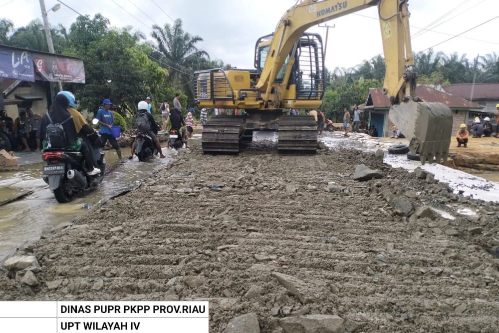 Perbaiki Jalan Lintas Rengat-Tembilahan, Pemprov Riau Siagakan Alat Berat