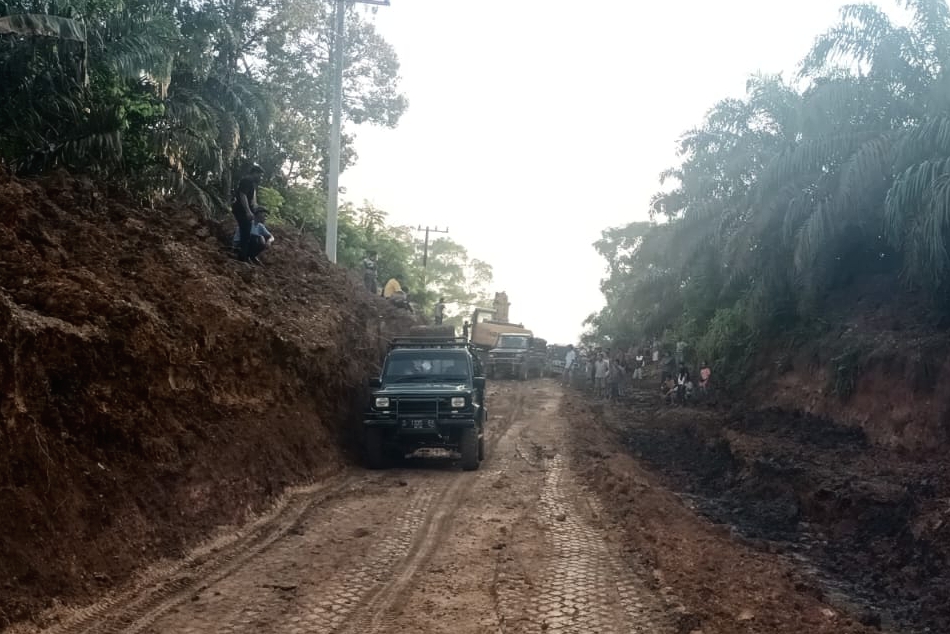 Jalan di Batang Cinaku Rusak Berlumpur, Pemprov Riau Turunkan 4 Alat Berat