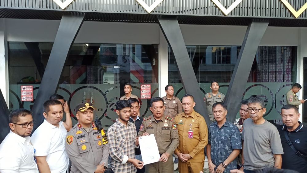 Satpol PP Pekanbaru Segel Axelle KTV