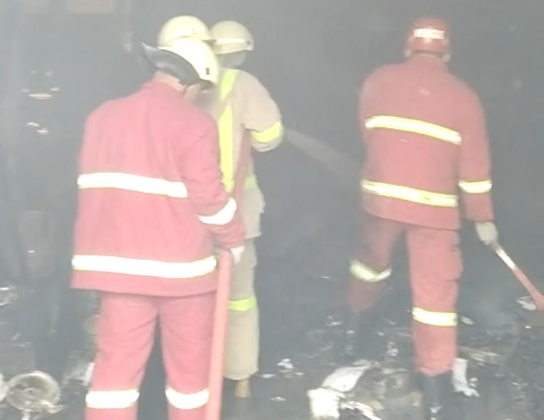 Bangunan Ruko di Jalan Riau Ujung Pekanbaru Ludes Dilahap Api