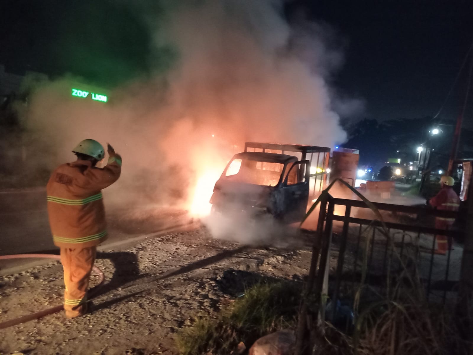 Seluruh Bodi Hangus, Daihatsu Gran Max di Pekanbaru Ludes Dilahap Api