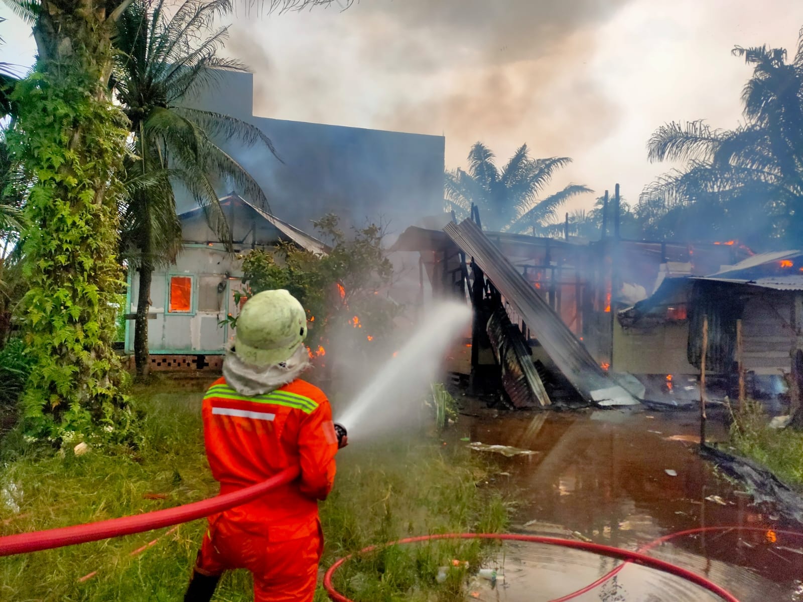 Bangunan Rumah Bulatan di Jalan Nelayan Pekanbaru Ludes Dilahap Sijago Merah