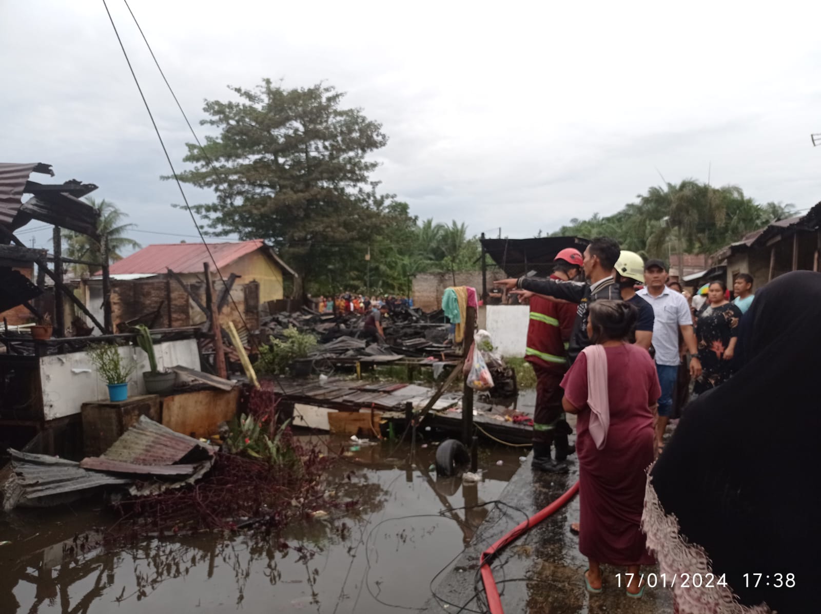 Petugas Damkar Pekanbaru Jinakkan Api di Jalan Yos Sudarso Rumbai Pesisir