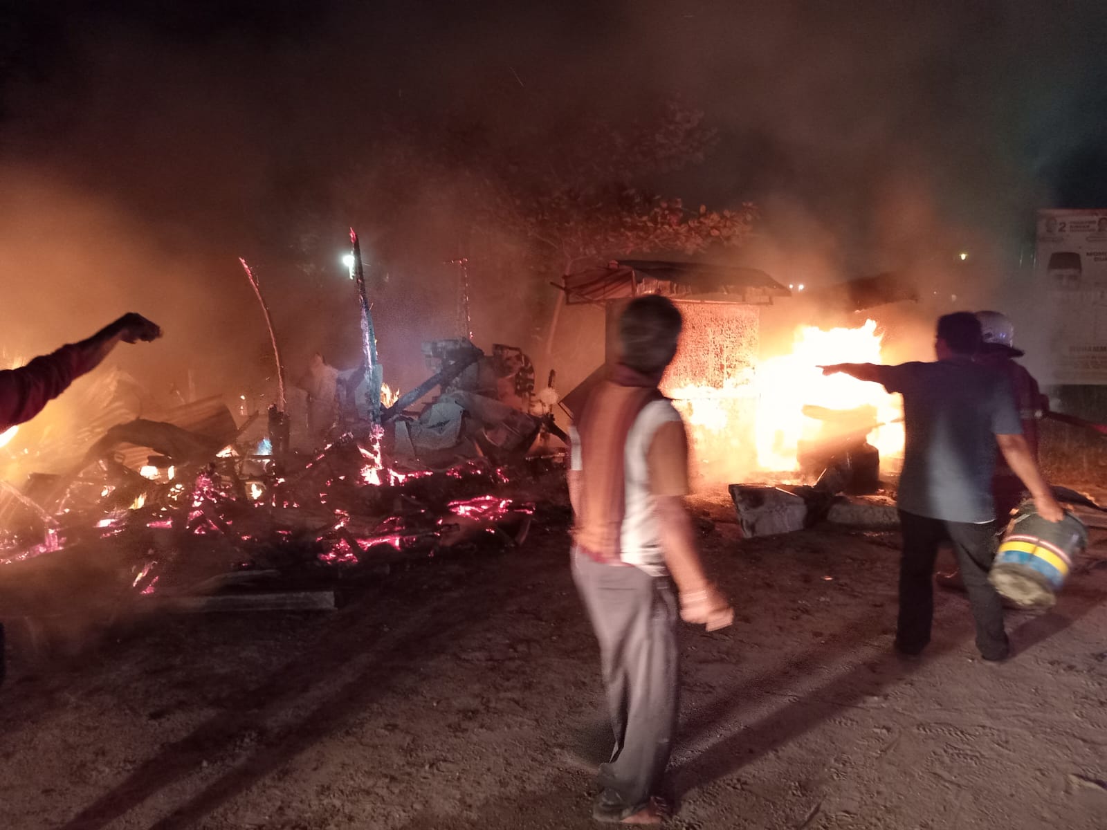 Damkar Pekanbaru Jinakkan Api di Bangunan Liar Bengkel Tempel Ban