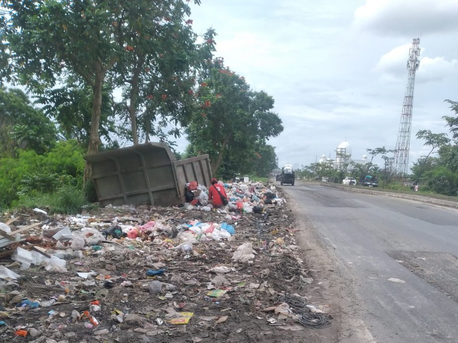 Sampah Hiasi Sejumlah Ruas Jalan, Pengamat: Penegakkan Perda Lemah 