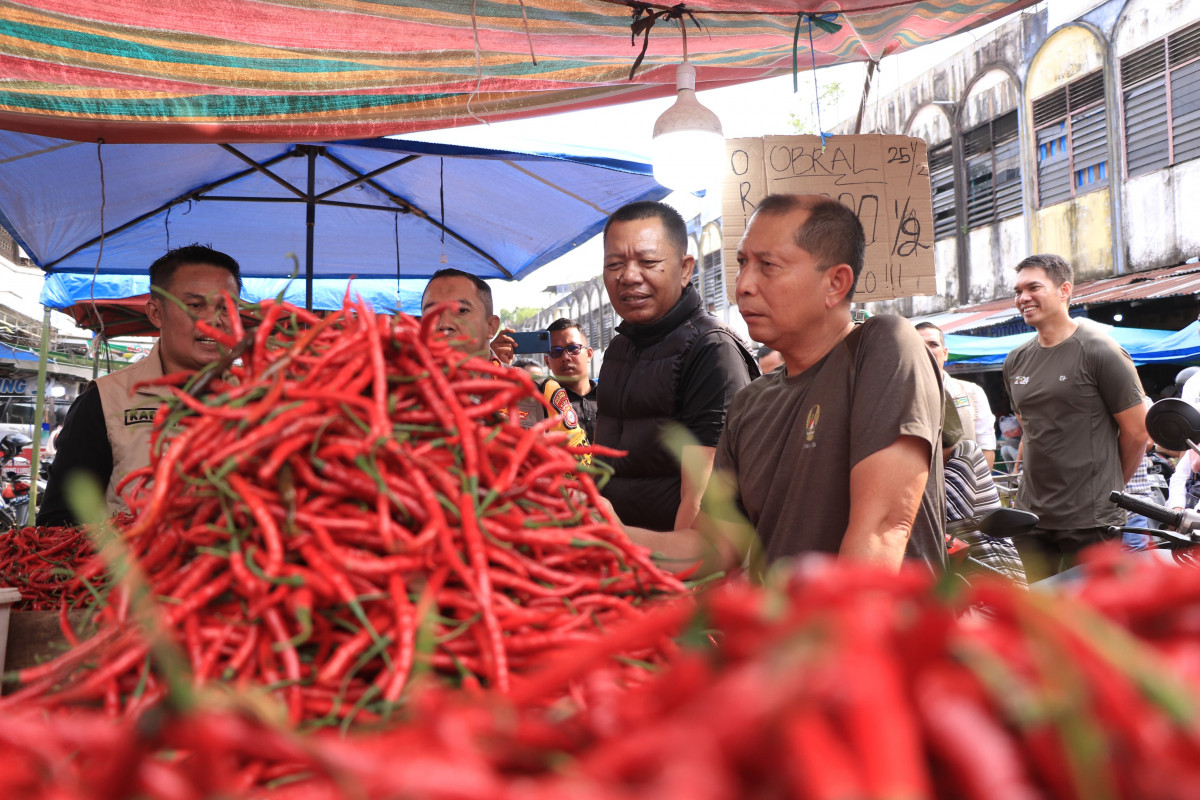 Sekdako Pekanbaru dan Danrem Wirabima Pantau Harga Bahan Pokok di Pasar Kodim