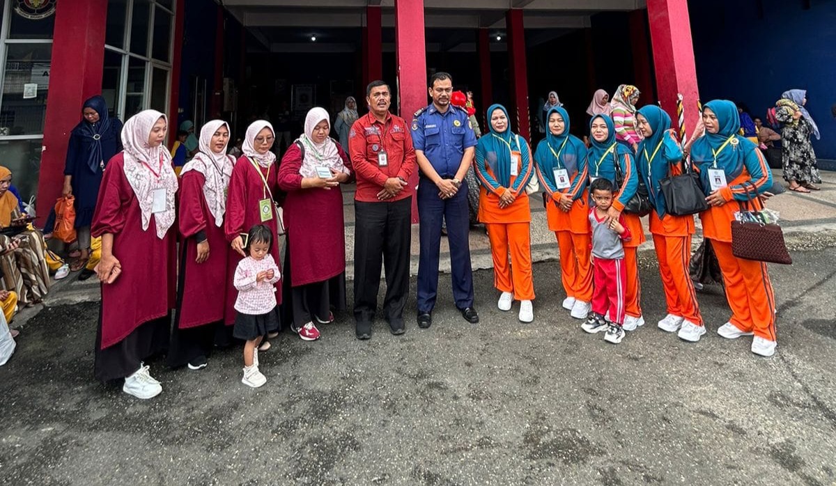 Kunjungi Damkar Pekanbaru, Puluhan Murid TK Al Manar Belajar Jadi Petugas Damkar