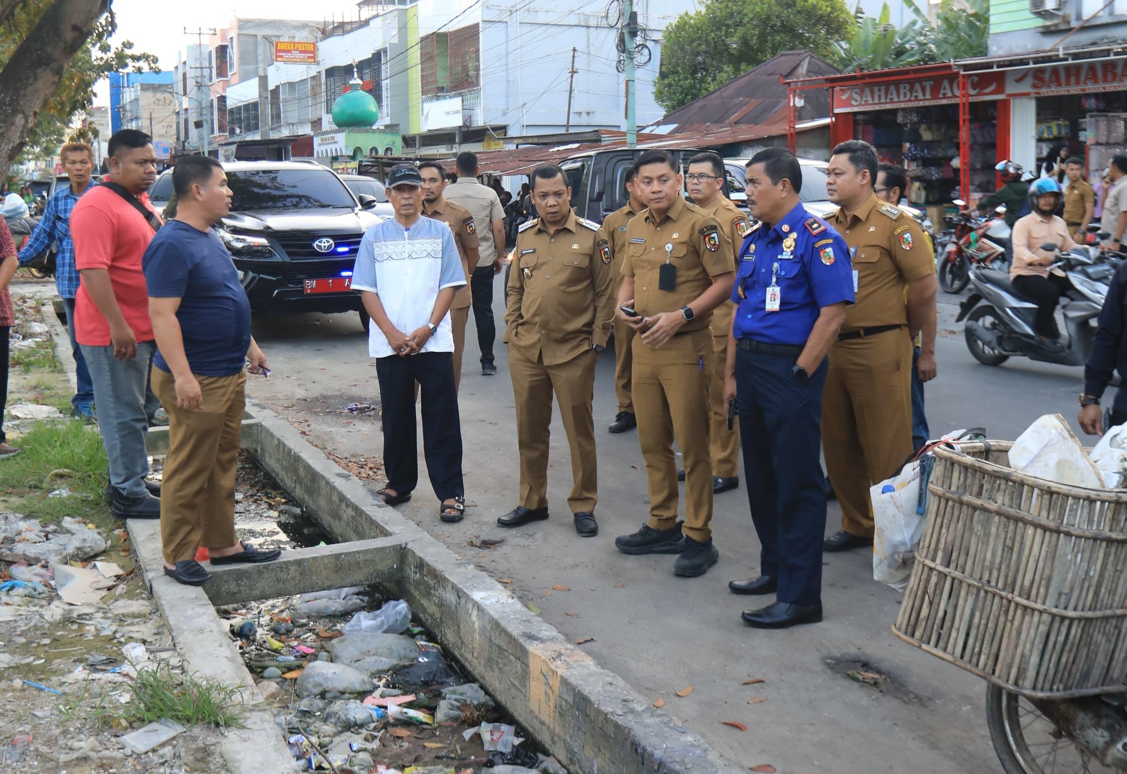Kepala DPKP Pekanbaru Dampingi Pj Walikota Tinjau Kondisi Jalan Rusak