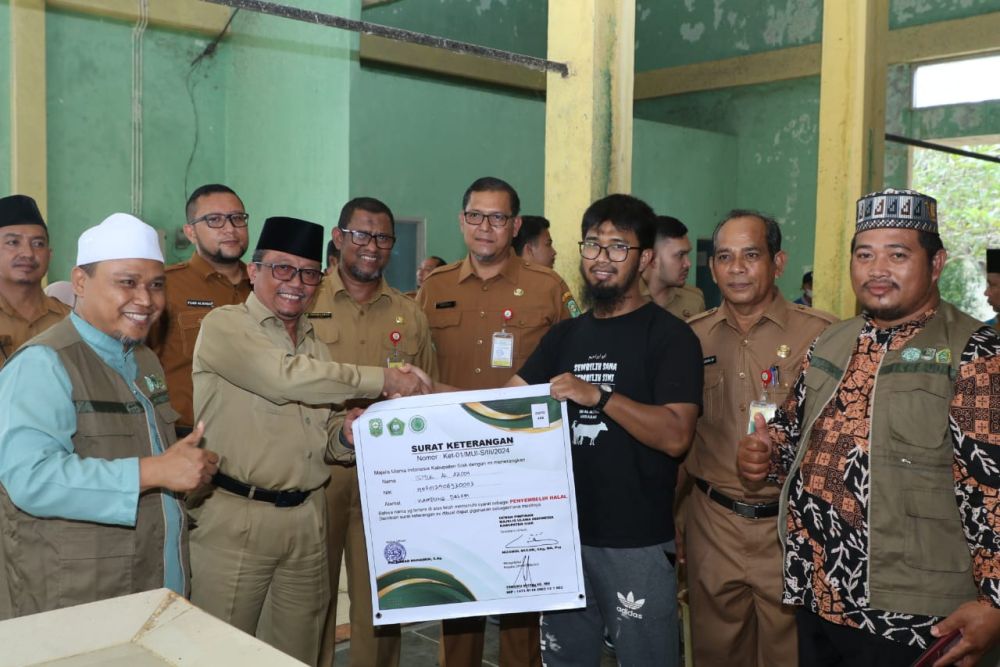 Para Pelaku Usaha Pemotongan Ayam di Pasar Belantik Siak Terima Surat Keterangan Halal