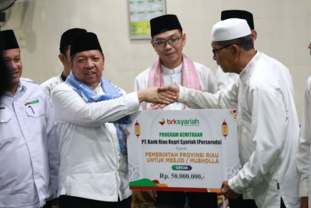 Safari Ramadan di Masjid Al Fatah Kuansing, Asisten I Serahkan Berbagai Bantuan