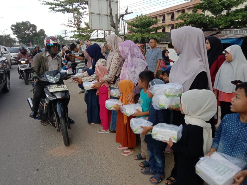 TK An Namiroh 2 Pekanbaru Berbagi Nasi Kotak Gratis di Simpang Srikandi Ujung�