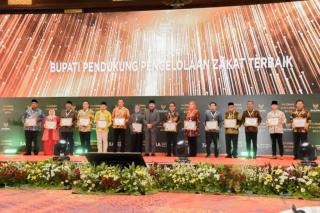 Bupati Bengkalis Terima Penghargaan Baznas Award 2024