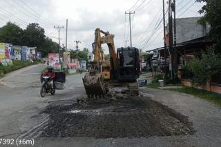 Alat Berat Dikerahkan, Pemprov Riau Perbaiki Ratusan Lubang Jalan di Kuansing