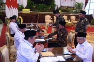 Presiden Jokowi dan Wapres Ma’ruf Amin Serahkan Zakat melalui Baznas