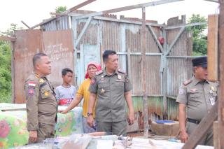 Satpol PP Kota Pekanbaru Bongkar Bangunan Liar Meresahkan di Jalan Soekarno Hatta