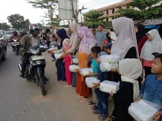 TK An Namiroh 2 Pekanbaru Berbagi Nasi Kotak Gratis di Simpang Srikandi Ujung 