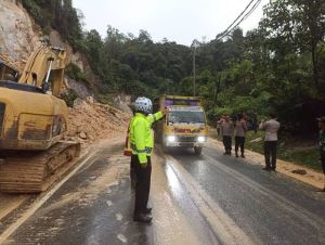 Pemprov Riau Siagakan Alat Berat di Daerah Rawan Longsor saat Lebaran