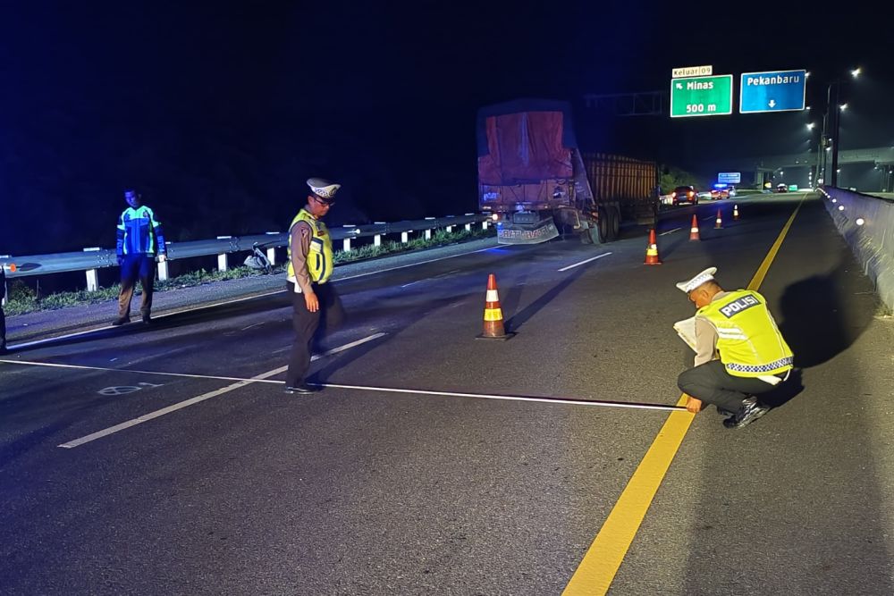 Kecelakaan di Tol Pekanbaru-Dumai, Mobil Hilux Seruduk Truk Tronton