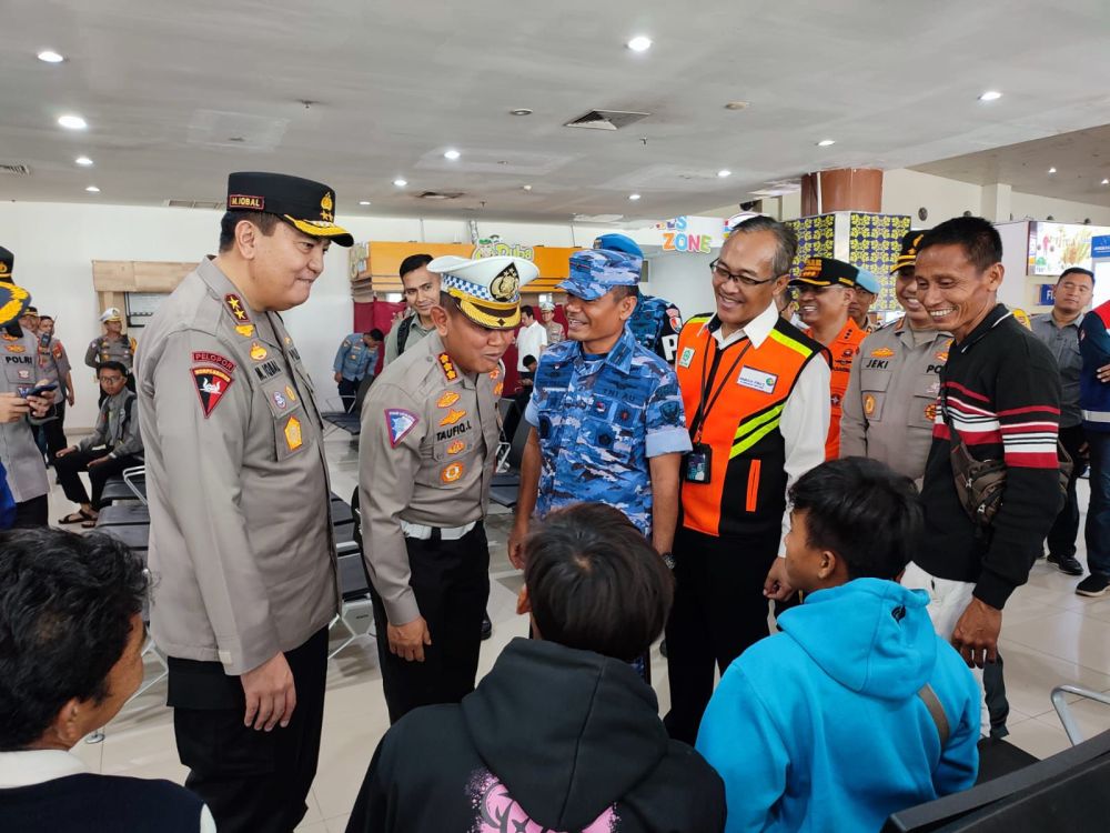 Tinjau Arus Mudik di Bandara SSK II Pekanbaru, Kapolda Minta Layani Petugas Pemudik Dengan Baik