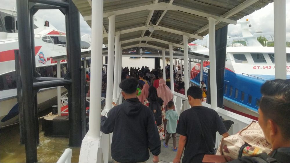 Penumpang di Pelabuhan Tanjung Harapan Selatpanjang Membludak