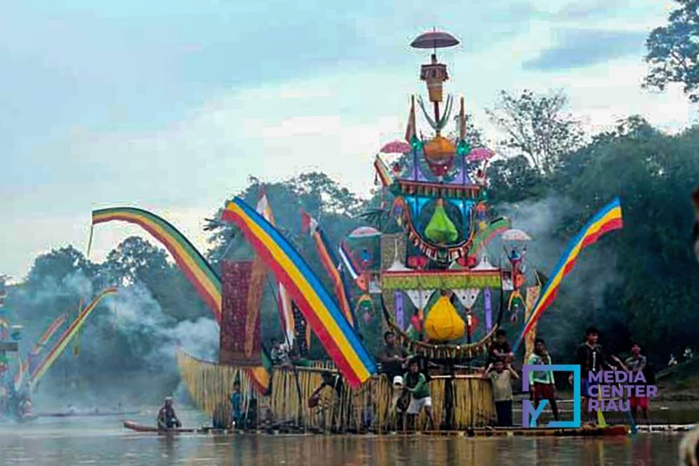 Ribuan Masyarakat Saksikan Festival Perahu Baganduang di Kuansing Riau