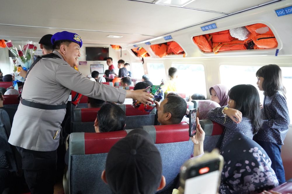 Anak-anak Pemudik di Riau Dapat Jajanan dari Jenderal Bintang 2