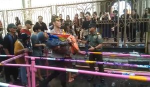 Penuh Haru, Kapolres Rohil Membopong Nenek yang Pingsan Antre Sembako