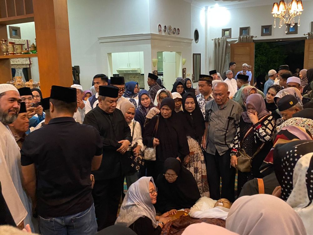 Pj Gubri Melayat ke Rumah Duka Mantan Bupati Inhil Indra Muchlis Adnan