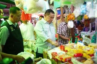 Pastikan Ketersediaan Bahan Pokok, Pj Gubri Mendatangi Pasar di Pekanbaru