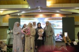 Peringatan Hari Kartini, Pj Ketua TP PKK Tampil di Fashion Show Designer Puan Aspekraf