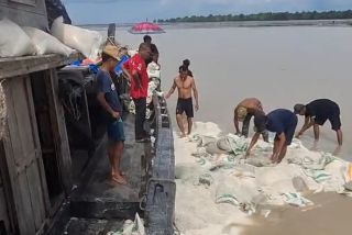 Kapal Karam di Perairan Kuala Merbau Angkut 14 Ton Beras Bulog
