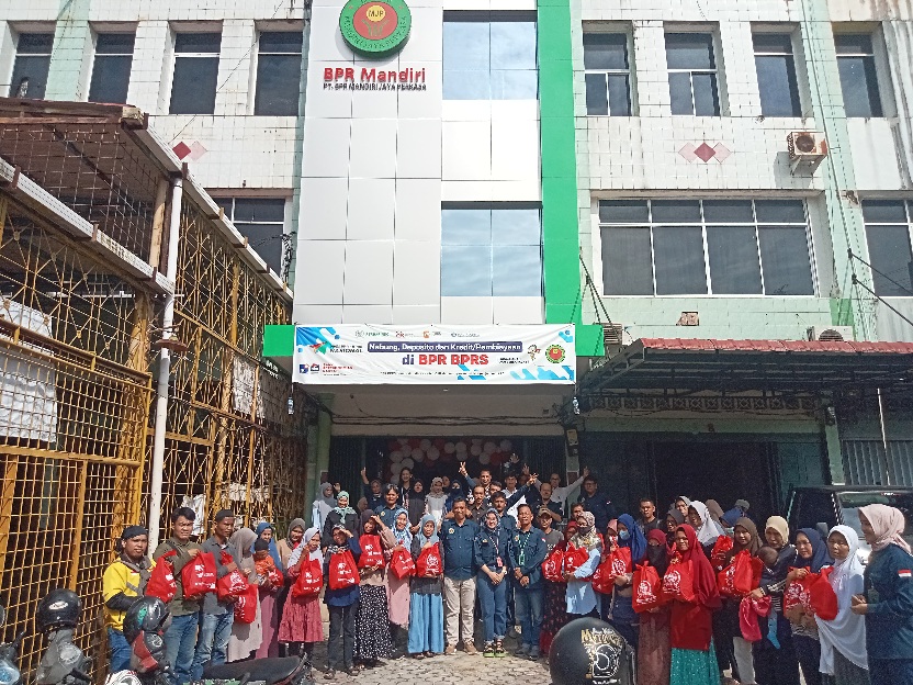 Peringati Hari Jadi, BPR Mandiri Jaya Perkasa Bagikan 60 Paket Sembako