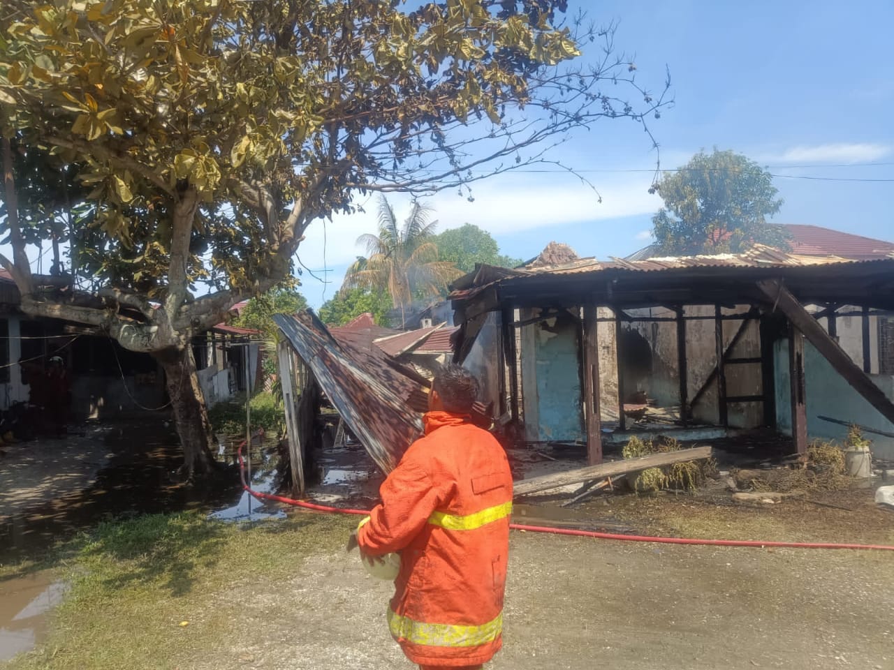 DPKP Pekanbaru Turunkan Lima Armada Padamkan Kebakaran Dua Rumah Petak