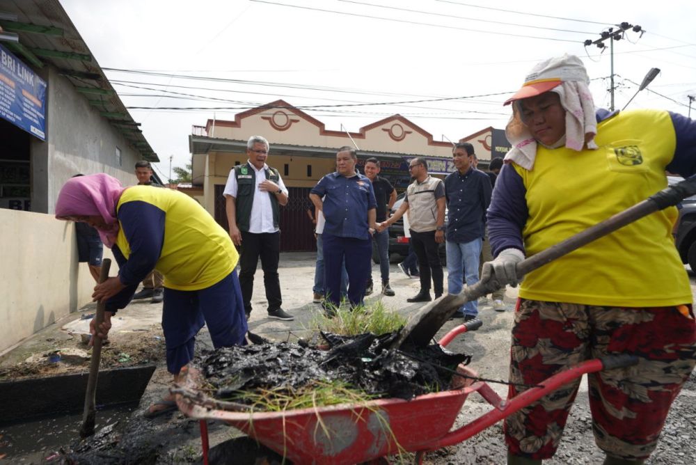 Pj Gubri SF Hariyanto Cek Jalan Rusak, Warga Pekanbaru Senang Bukan Main