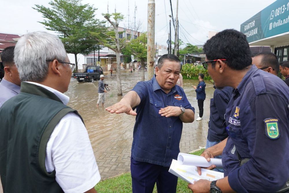 Tinjau Kerusakan Jalan Cipta Karya, Pj Gubri Minta Dinas PUPR Lakukan Perbaikan Hari Ini