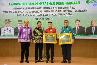 Kabupaten Kampar Terima Penghargaan dari BPJS Ketenagakerjaan