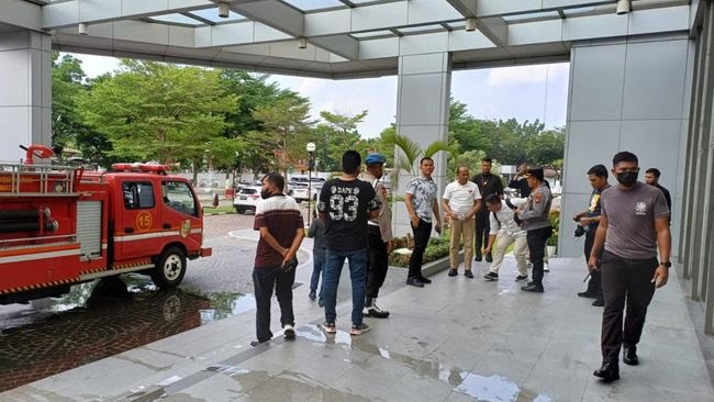 Kantor Bank Riau Kepri Syariah Terbakar, Api dari Panel Listrik