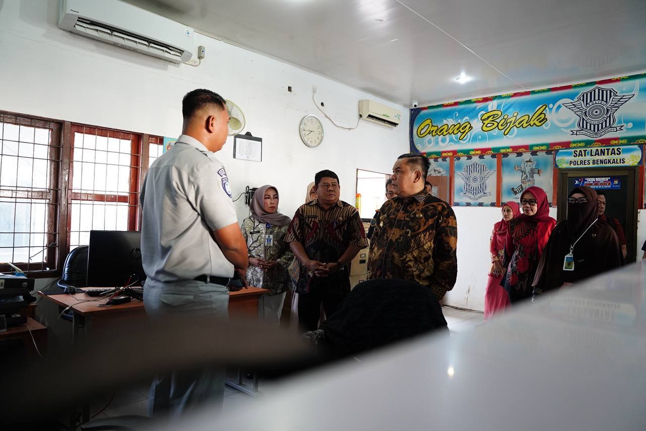 Sidak ke UPT Bapenda Riau di Bengkalis, Pj Gubri Sampaikan Pesan Tegas!