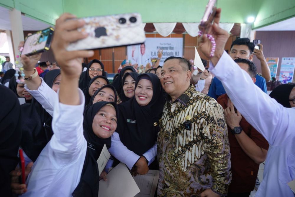 Penantian 20 Tahun, Sri Terharu Dapat SK PPPK dari Pj Gubri SF Hariyanto