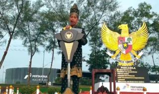 Presiden Kenakan Pakaian Adat Melayu Riau saat Pimpinan Upacara Harlah Pancasila di Dumai
