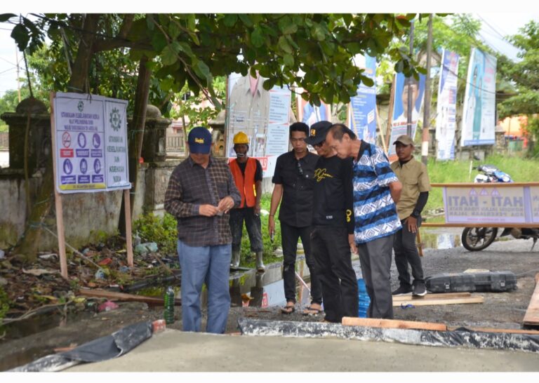 Pj Bupati Inhil Herman Tinjau Progres Peningkatan Jalan HR Soebrantas Tembilahan