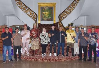 Bupati Kasmarni Jamu Makan Malam Bintang Tamu Grup Band Repvblik di Wisma Daerah